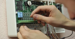 Монтаж аварийных сигнализаций от 3102 руб. в Кирове